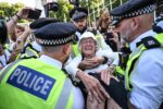 Politieagenten arresteren een 89-jarige vrouw op een demonstratie tegen de beslissing om Palestine Action op de Britse terreurlijst te zetten. &copy; Chris J. Ratcliffe / afp